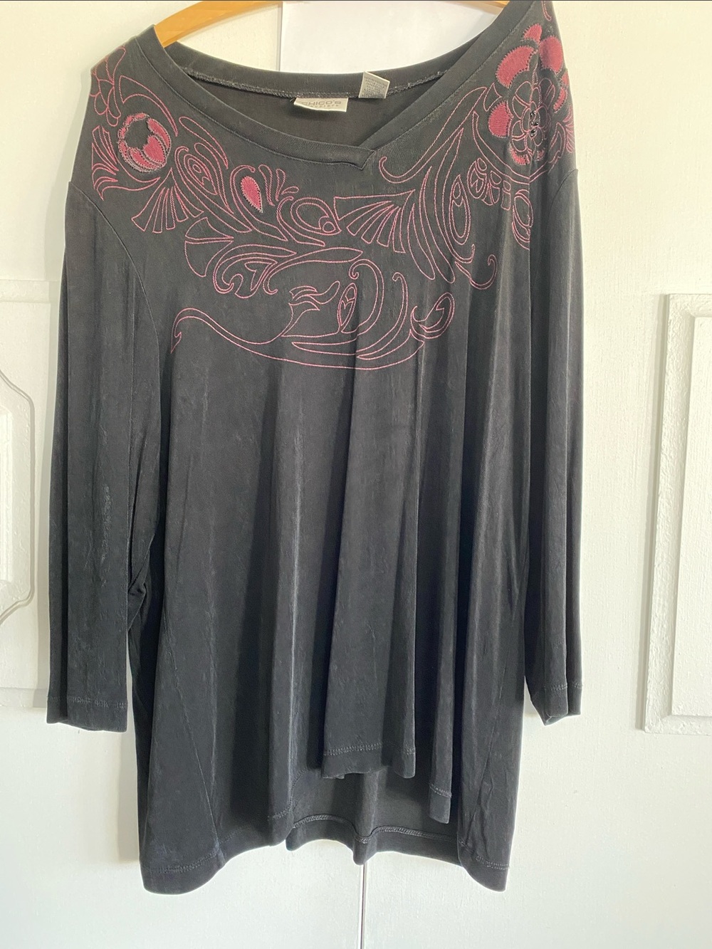 Chico's Travelers Size 3 Black V-Neck Top with Pink Detail
